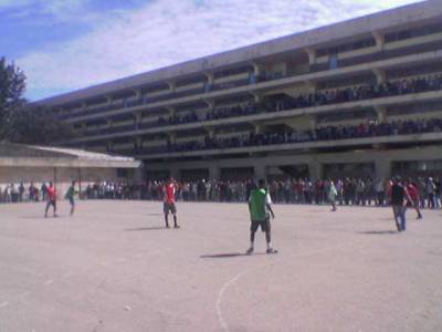 jbh school en plein tournoi c moi avec le pul vert